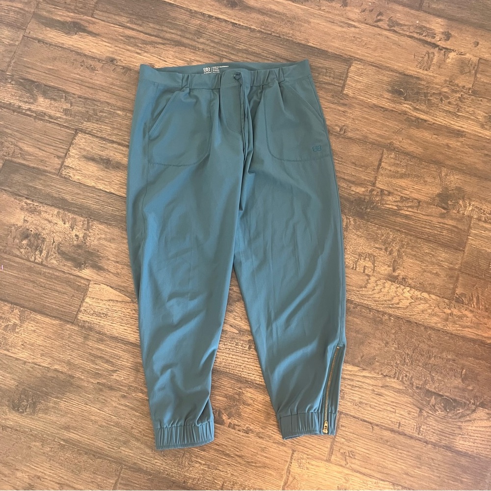 Albion women’s green joggers, size small petite